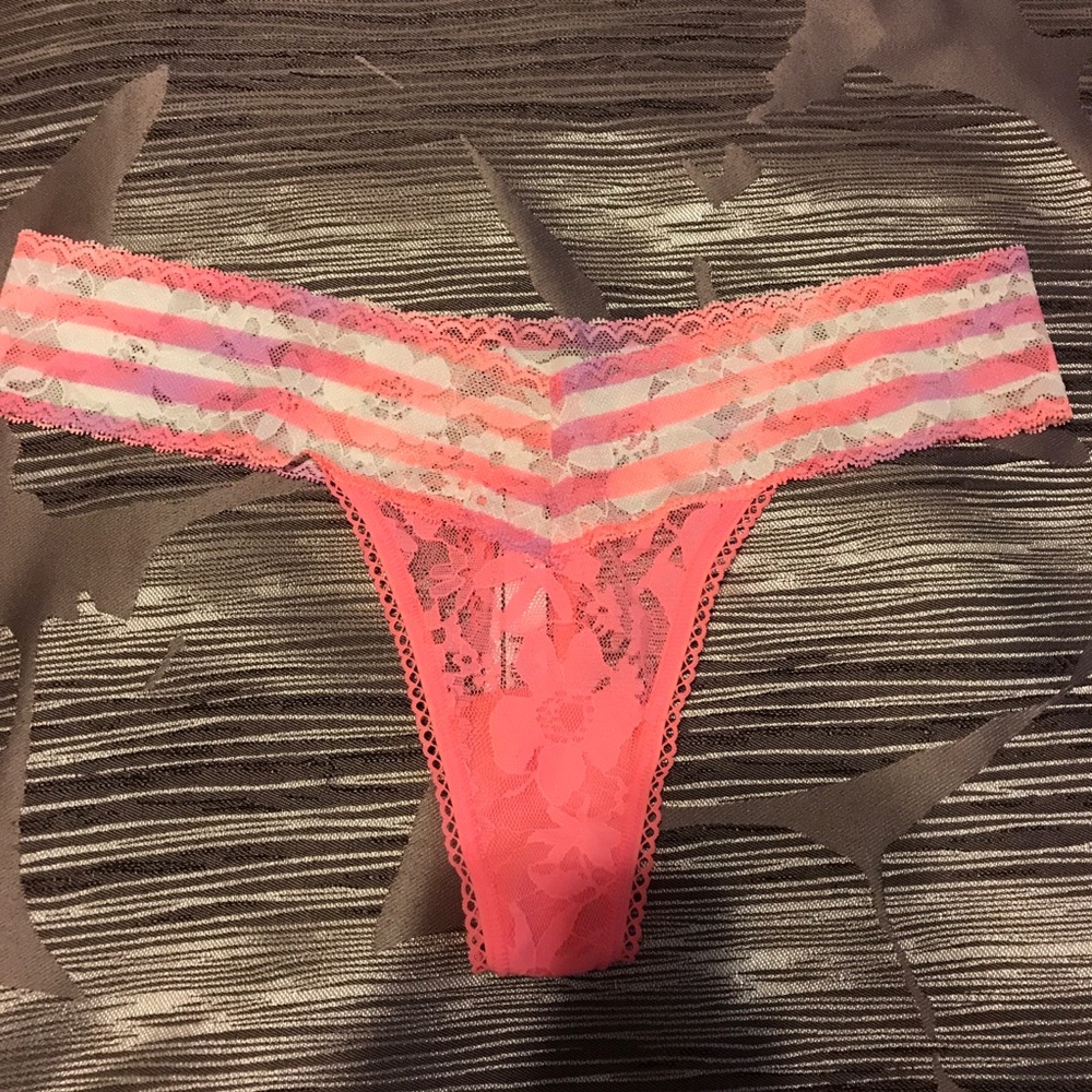 NWT Victoria’s Secret coral Lacie Thong sz M